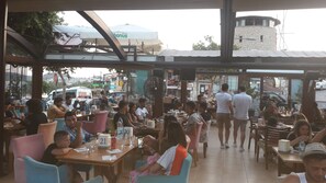 Café da manhã, almoço e jantar; culinária turca 