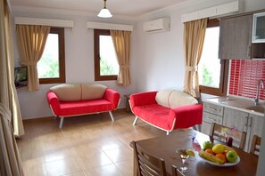 Apartment, 1 Bedroom | Ruang tamu | 16 inci televisyen LED dengan satelit, TV 