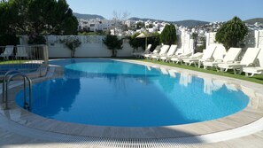 สระว่ายน้ำกลางแจ้งเปิดตามฤดูกาล, ร่มริมสระว่ายน้ำ, เก้าอี้อาบแดดริมสระ