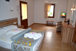 Standard Room | Peti besi dalam bilik, meja, ruang kerja komputer riba, kalis bunyi 