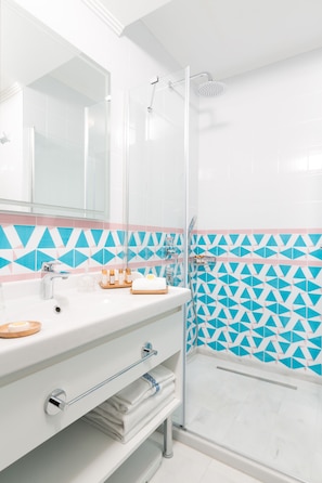 Deluxe Room, Balcony, City View | Bathroom | Free toiletries, hair dryer, bathrobes, slippers