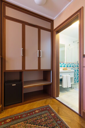 Minibar, in-room safe, desk, laptop workspace - Lalahan (Istanbul)