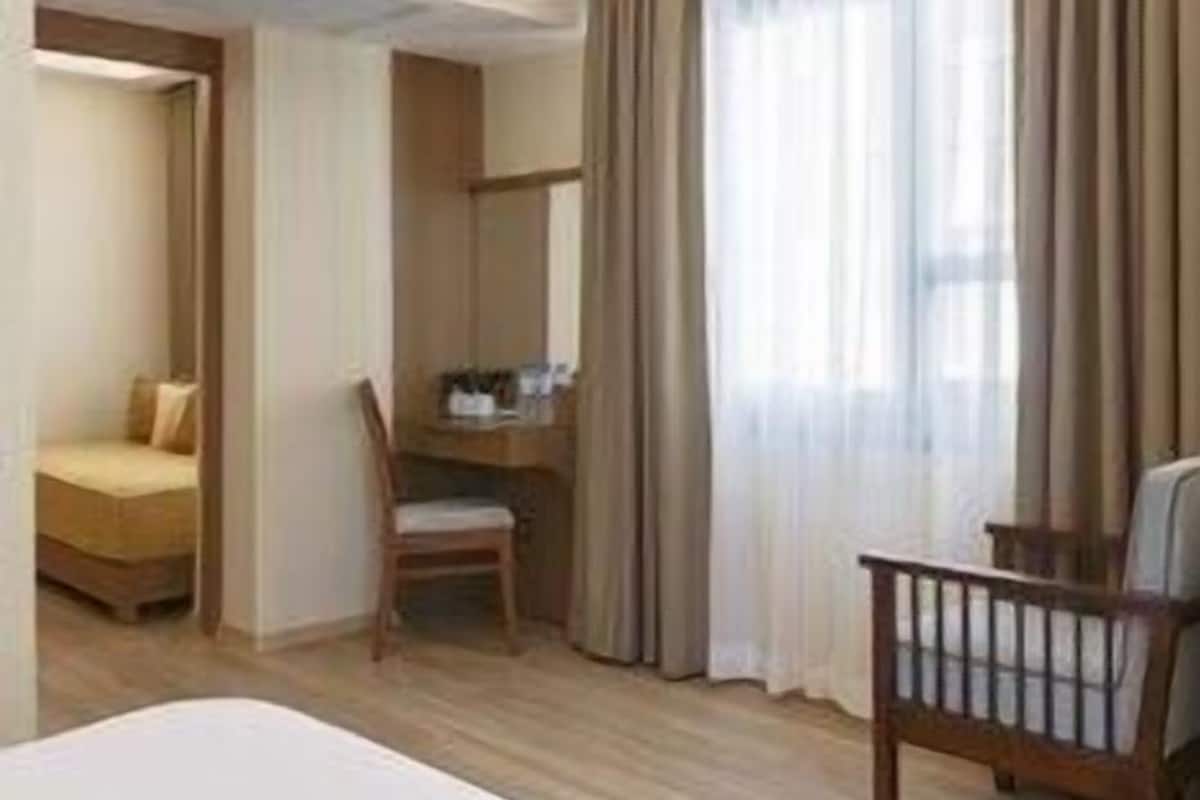 Minibar, in-room safe, desk, laptop workspace