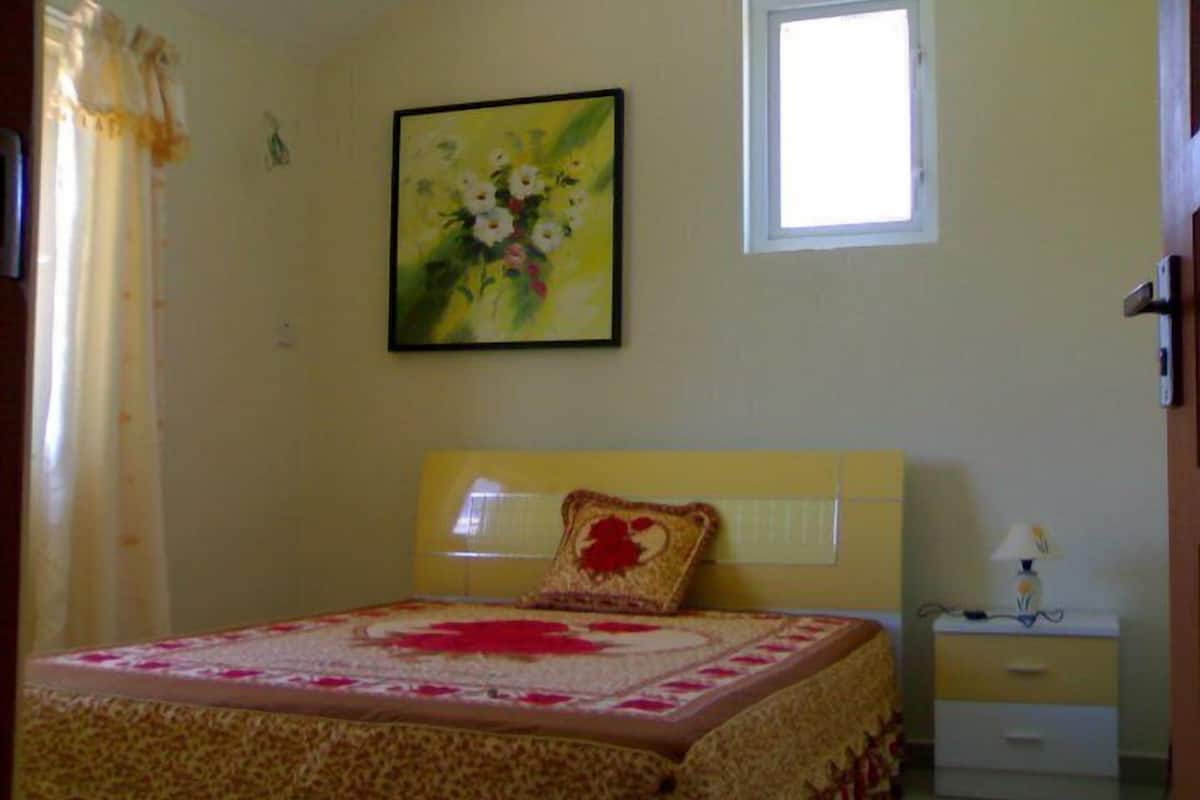 Ropa de cama de alta calidad, escritorio, wifi gratis y ropa de cama