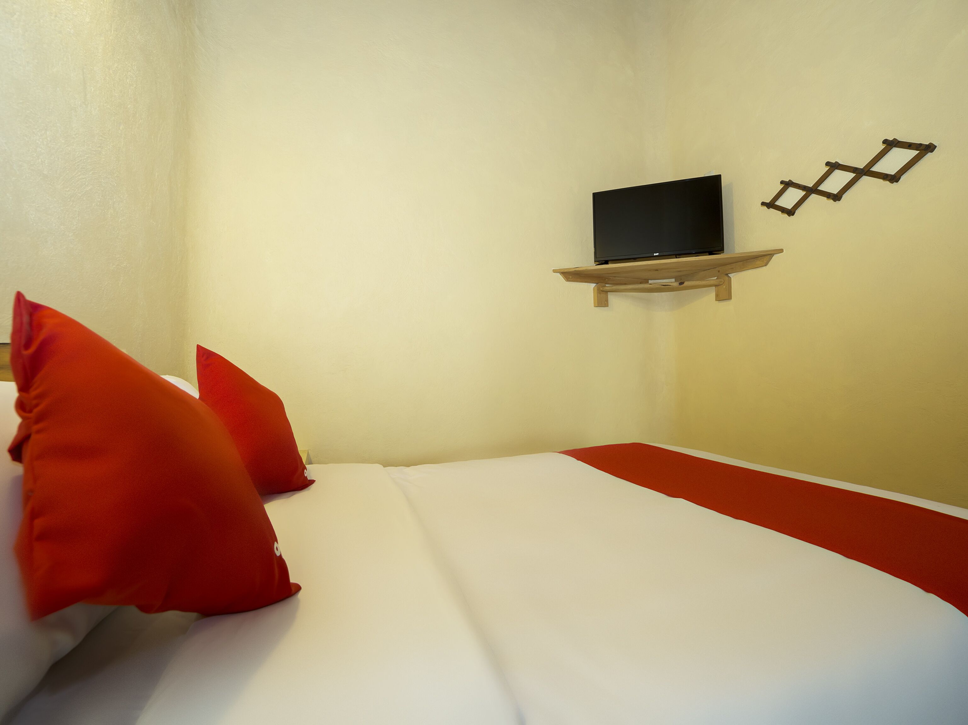 standard room | free wifi, bed sheets
