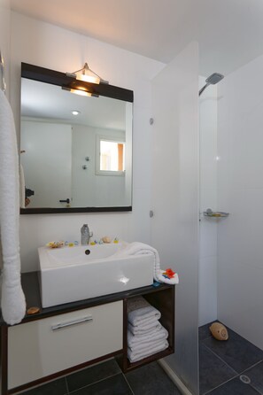 Deluxe Apartment, Sea View | Bathroom - Piskopiano Village (Hersonissos)