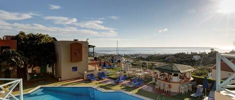 Bar en bord de piscine