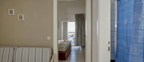 Ein Schlafzimmer mit einem Bett, einem Nachttisch und einem Fenster.