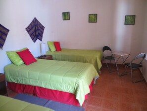 Chambre Triple, 3 lits une place, salle de bains privée | Lits bébé (en supplément), lits pliants/supplémentaires, Wi-Fi gratuit