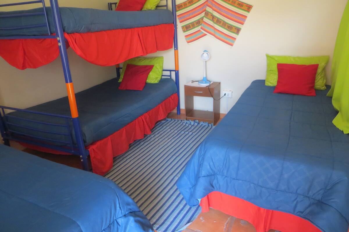Vierpersoonskamer, gemeenschappelijke badkamer | Babybedden (toeslag), extra bedden (toeslag), gratis wifi