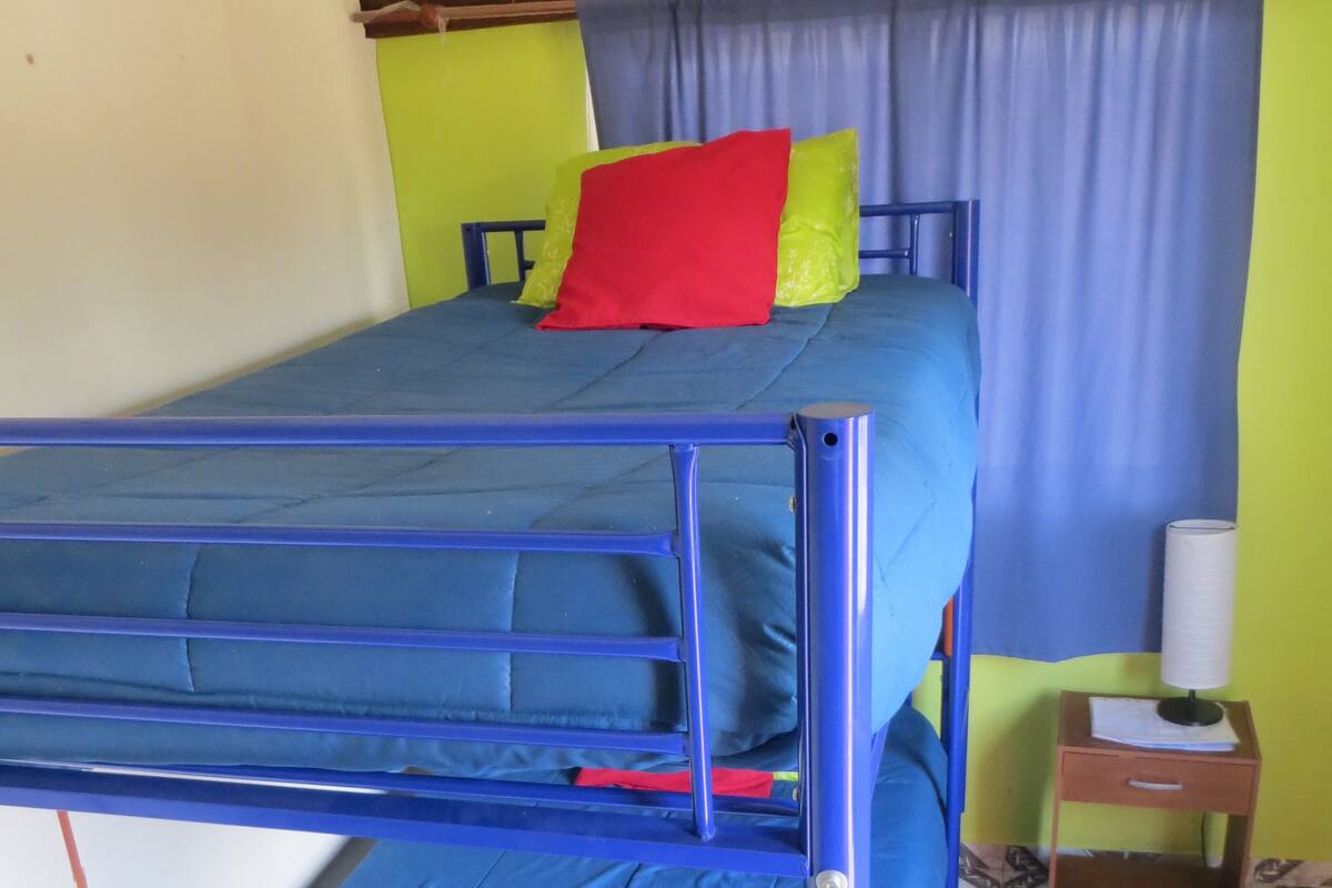 Tweepersoonskamer, 2 eenpersoonsbedden, gemeenschappelijke badkamer | Babybedden (toeslag), extra bedden (toeslag), gratis wifi