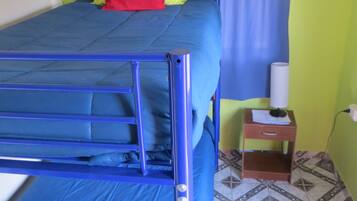 Habitación doble, 2 camas individuales, baño compartido | Cunas, camas extra y wifi gratis