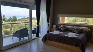 Vila superluxo, 5 quartos, piscina particular, de frente para o mar | Área de estar | TV de tela plana 55 polegadas com canais via satélite, TV LCD, Netflix