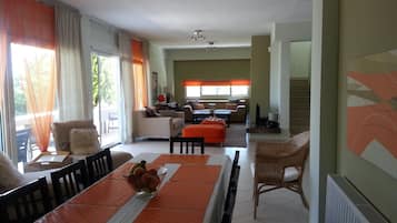 Luxury-Villa, 5 Schlafzimmer, eigener Pool, Meerseite | Essbereich im Zimmer