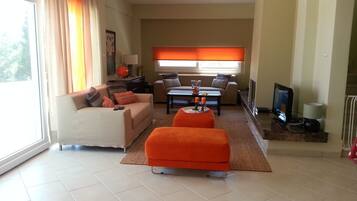 Luxe villa, 5 slaapkamers, privézwembad, uitzicht op zee | Woonruimte | Lcd-televisie, Netflix, een dvd-speler en speelgoed