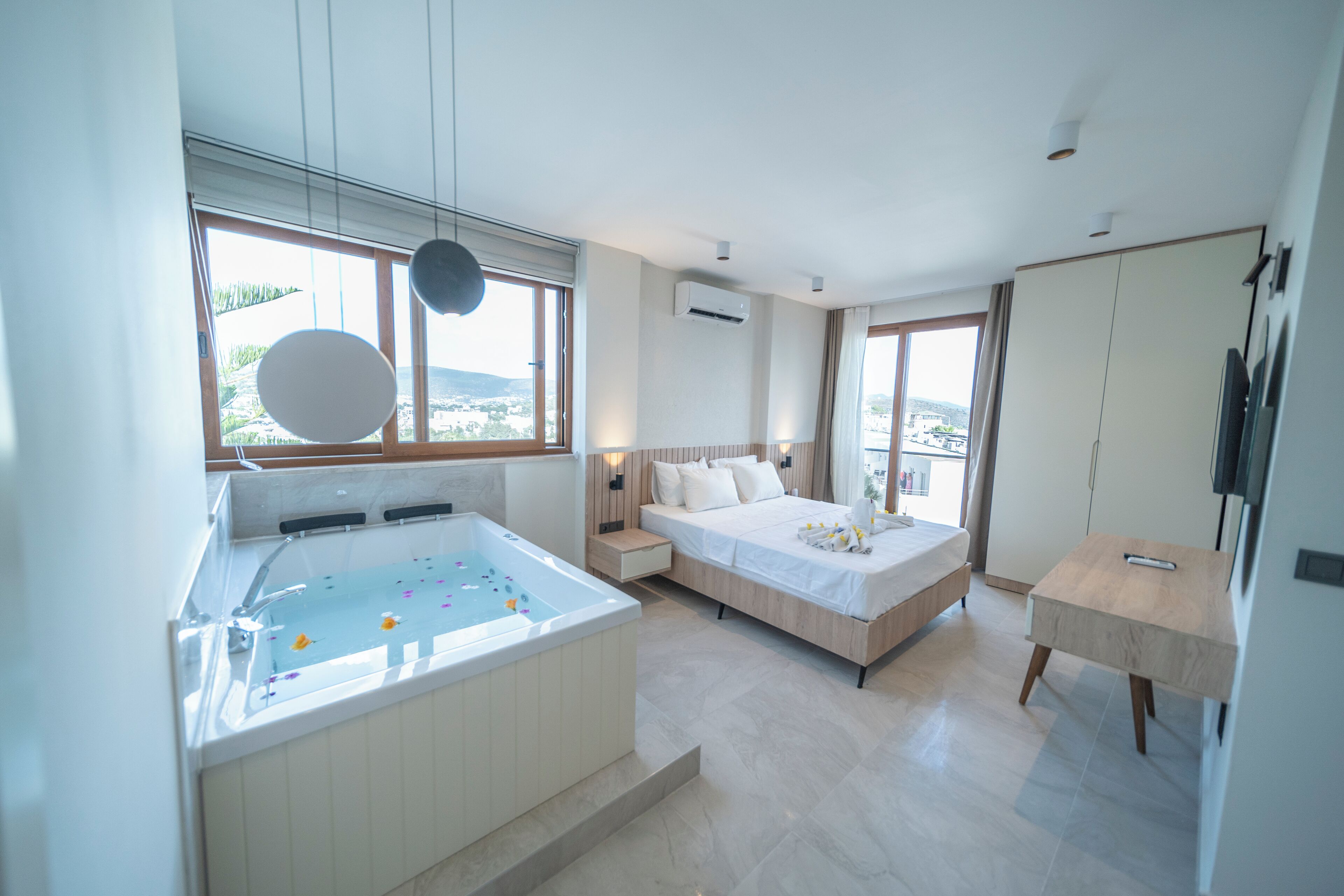 Executive Suite | 1 bedroom, in-room safe, desk, bed sheets