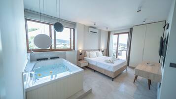 Executive Suite | 1 bedroom, in-room safe, desk, bed sheets