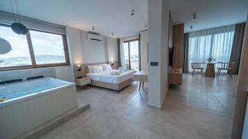 Executive Suite | 1 bedroom, in-room safe, desk, bed sheets