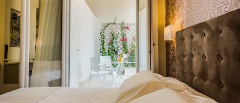 Ropa de cama de alta calidad, colchones con pillow-top y minibar