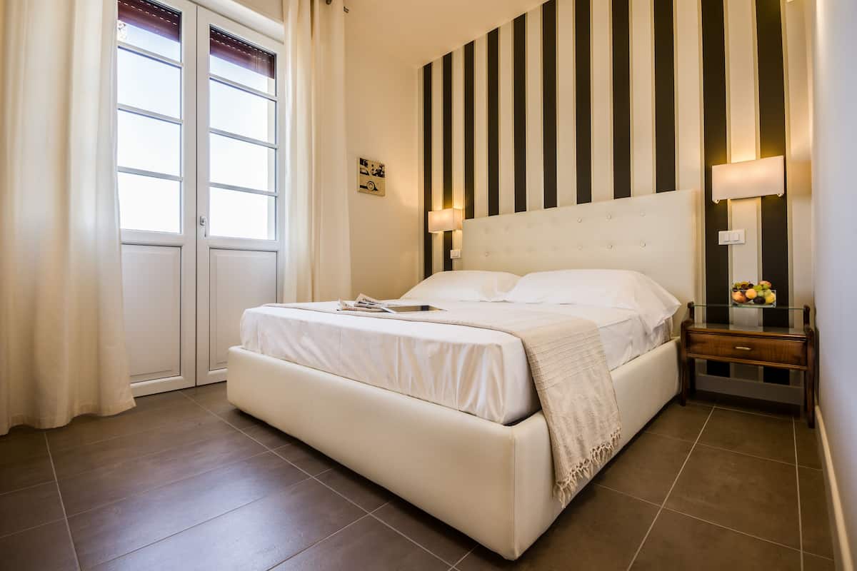 Seprai premium, bantalan ekstra lembut, minibar, dan brankas