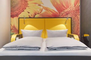 Desk, soundproofing, free WiFi, bed sheets - Buddy Hotel (Munich)