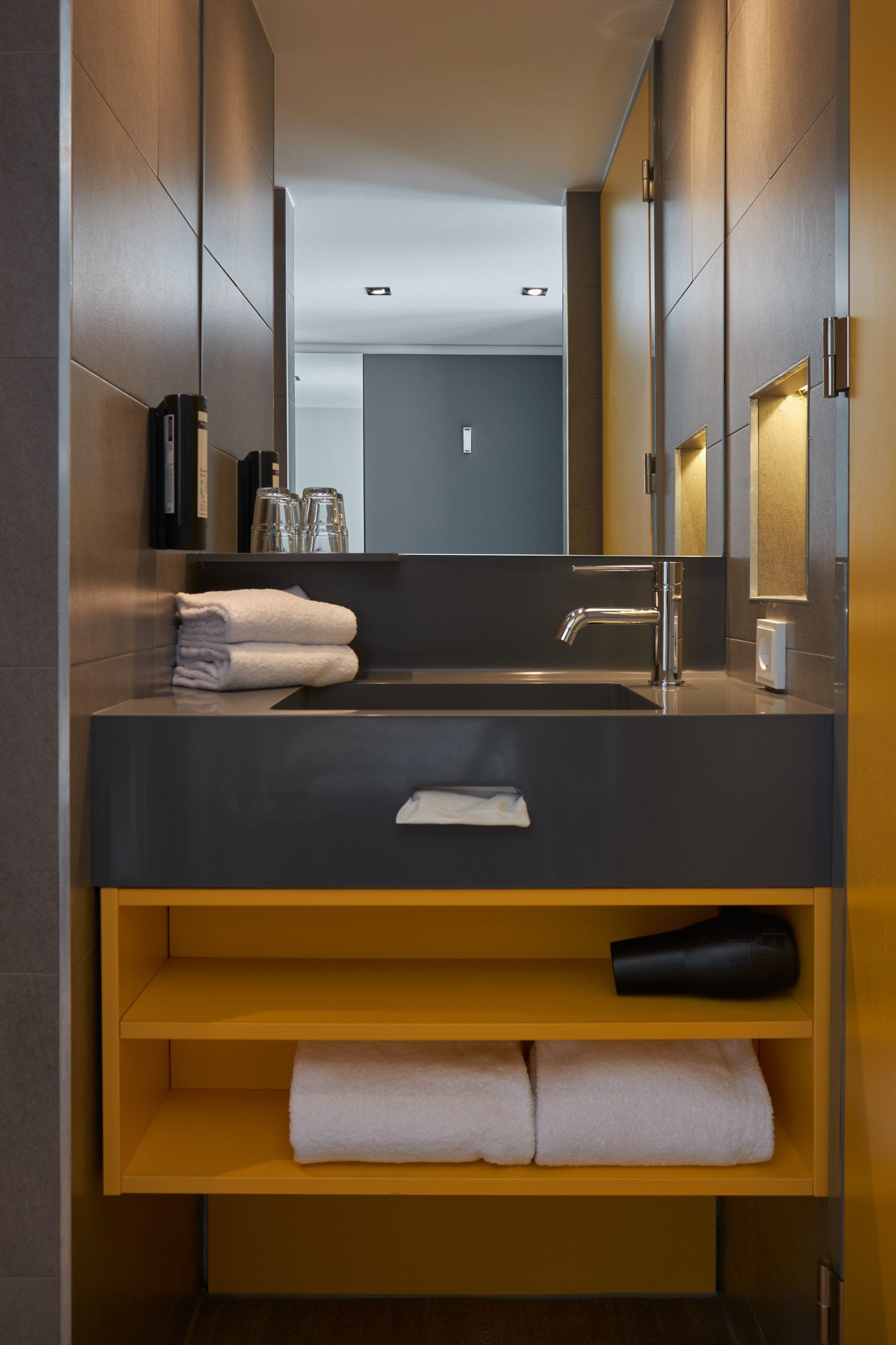 comfort double room (15 m²) | bathroom | shower, rainfall showerhead, free toiletries, hair dryer