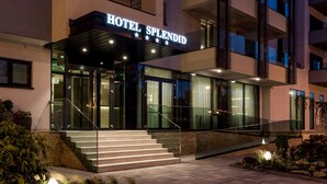 A modern hotel entrance with a glass facade, a staircase leading to the entrance, and a sign reading "HOTEL SPLENDID". - New Splendid Hotel & Spa - Adults Only (Constanta)