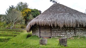 Caixa forta a l'habitació, escriptori i roba de llit