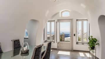 Villa Luxe, 2 chambres, vue mer | Coin séjour | Télévisions à écran plasma