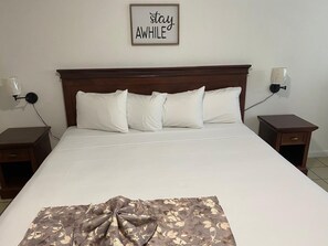 Deluxe kamer, airconditioning, uitzicht op zwembad | Een kluis op de kamer, gratis wifi, beddengoed