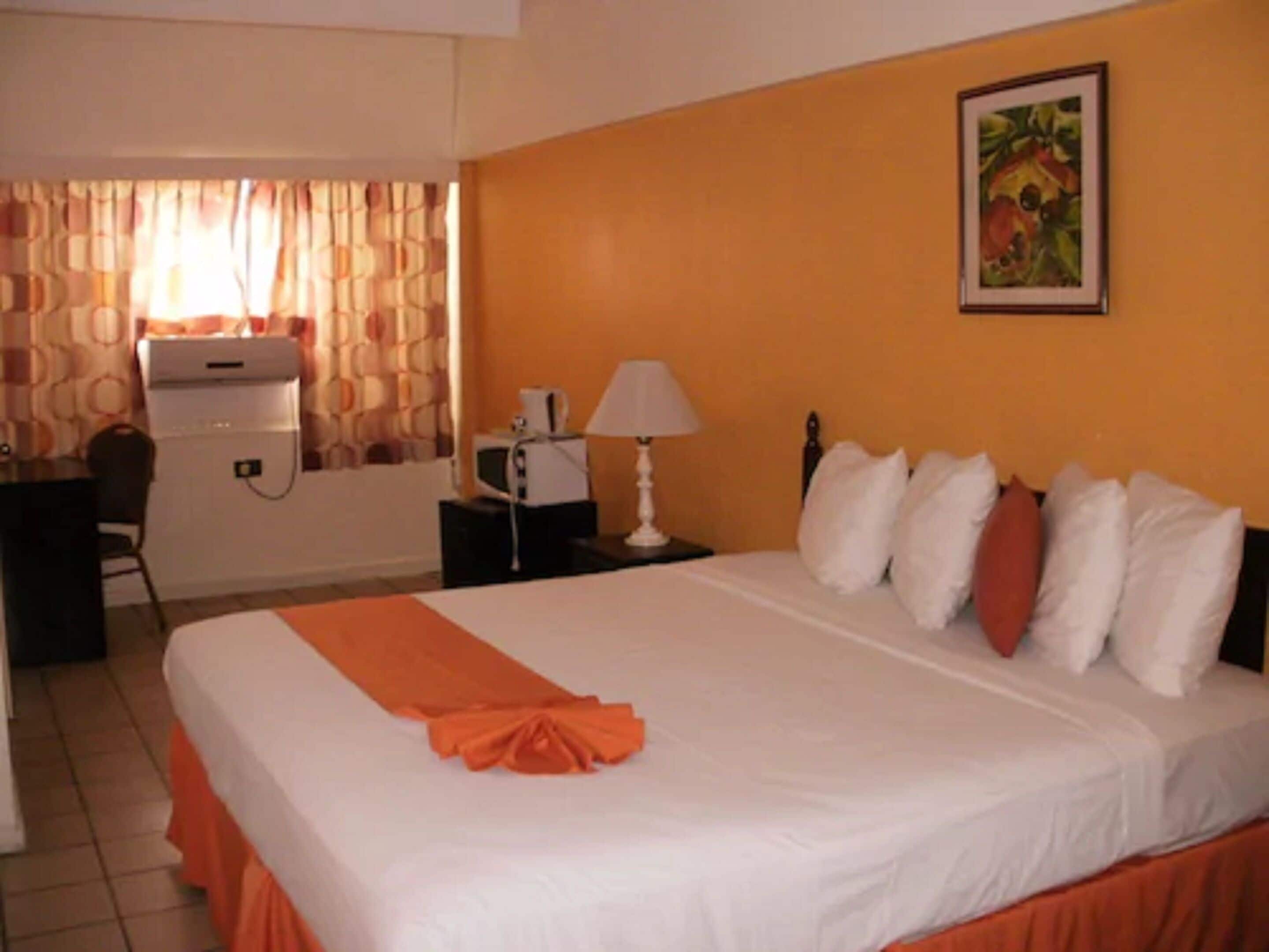 Standard Room, 1 King Bed | In-room safe, free WiFi, bed sheets