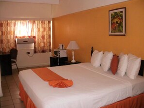 Standard Room, 1 King Bed | In-room safe, free WiFi, bed sheets - Pineapple Court Hotel (Ocho Rios)