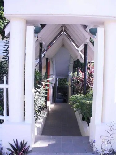 Pineapple Court Hotel