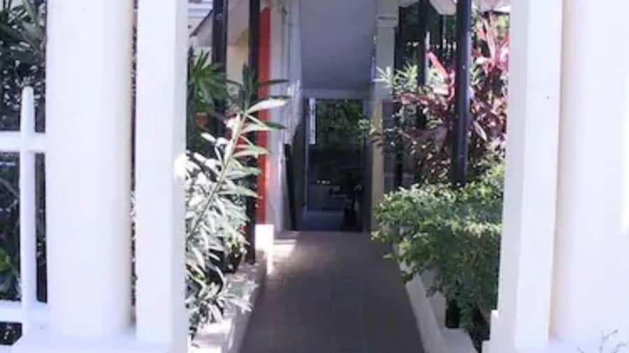 Pineapple Court Hotel