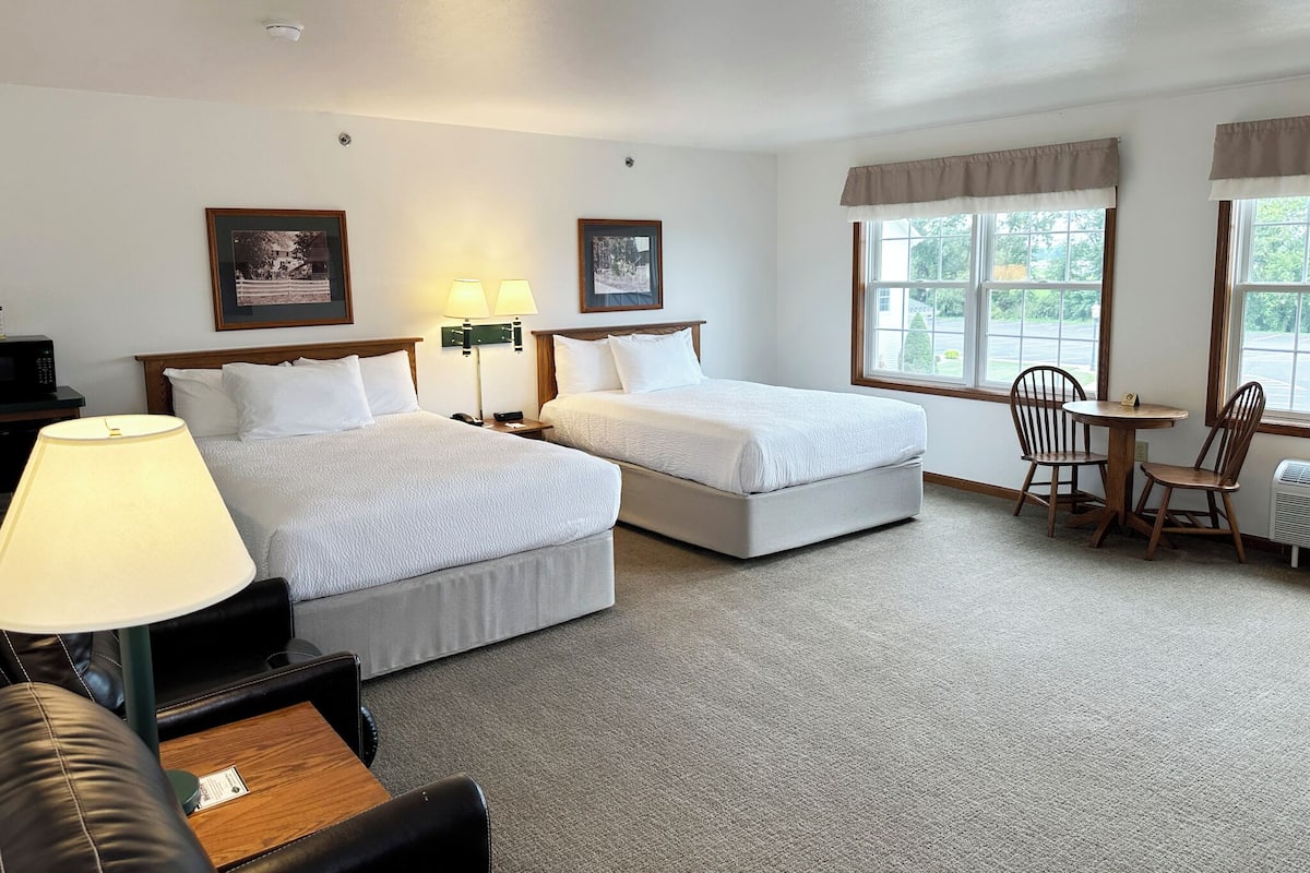 頂級客房 (2 Queen Beds and 1 Sofa Bed) | 熨斗/熨衣板、免費無線上網、床單