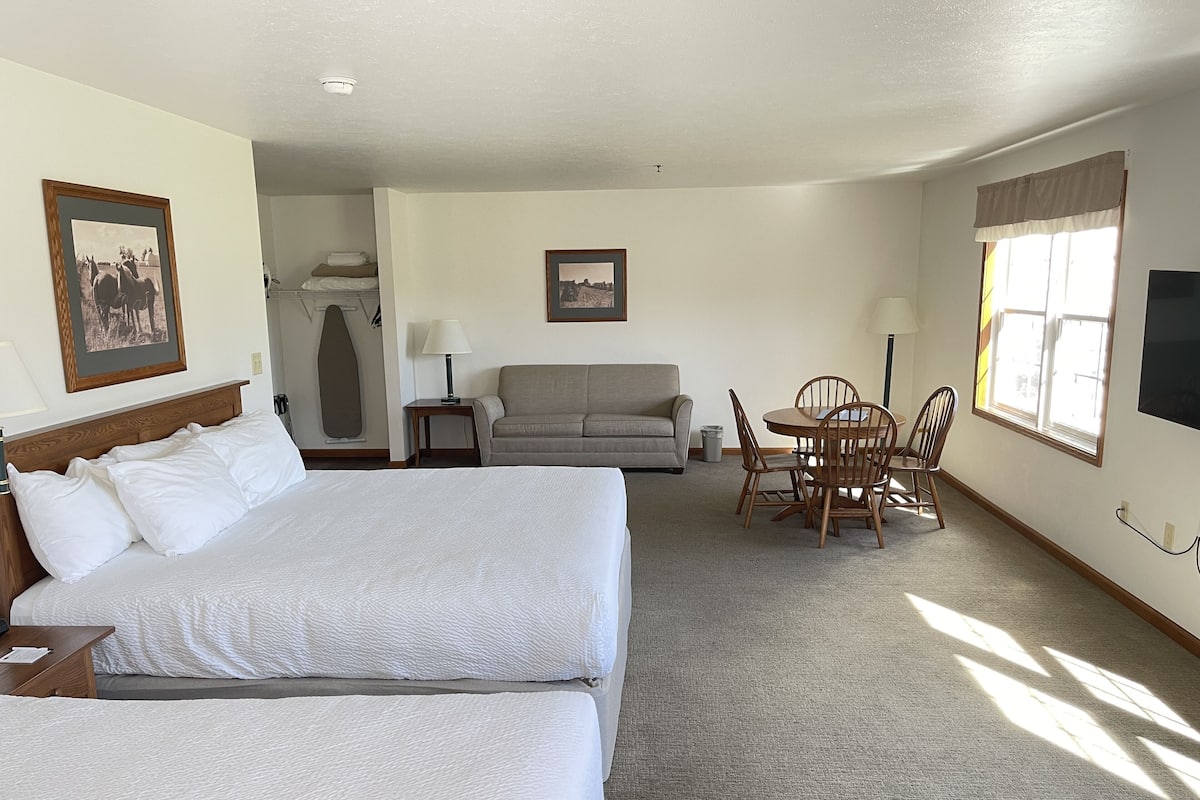 套房, 簡易廚房 (2 King Beds and 1 Sofa Bed) | 熨斗/熨衣板、免費無線上網、床單