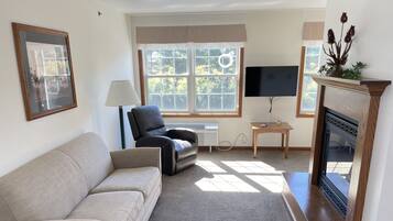 Honeymoon suite | Woonruimte | Een flatscreentelevisie