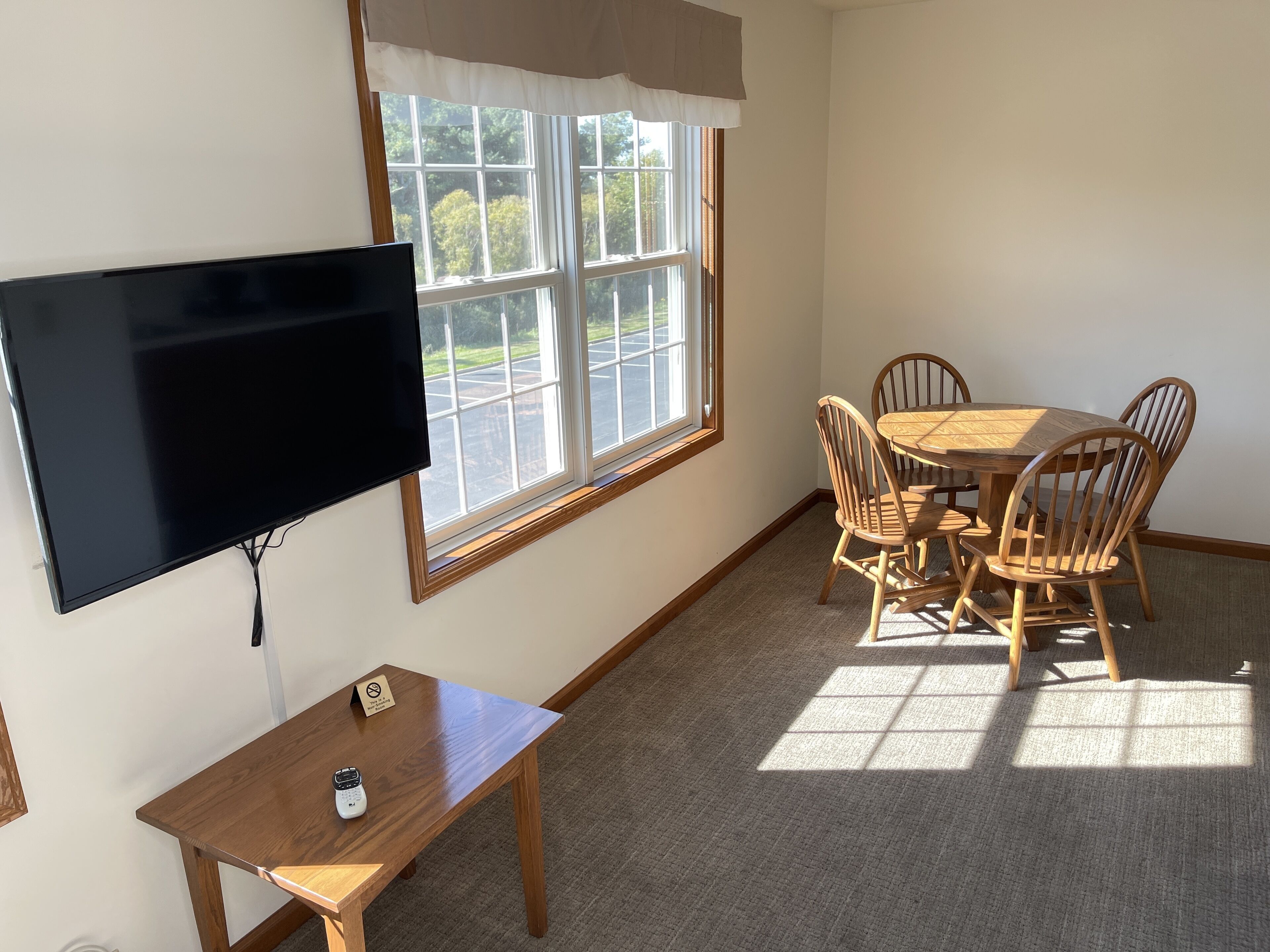 honeymoon suite | living area | flat-screen tv