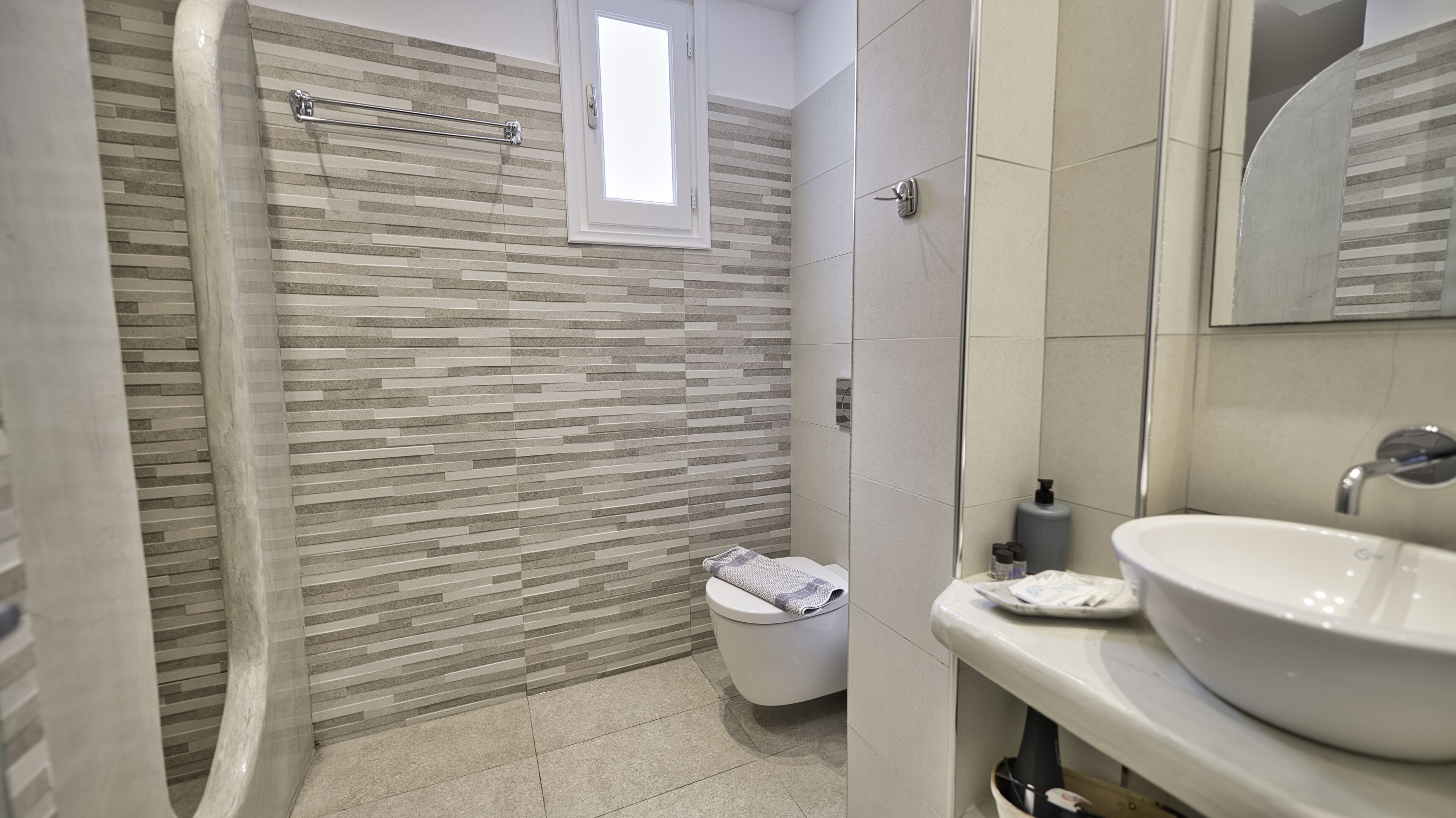 superior room, 1 bedroom | bathroom | shower, towels
