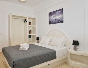 Deluxe Double Room | In-room safe, desk, free WiFi, bed sheets - Villa Angira (Santorini)