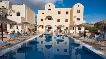 Piscine extérieure, chaises longues