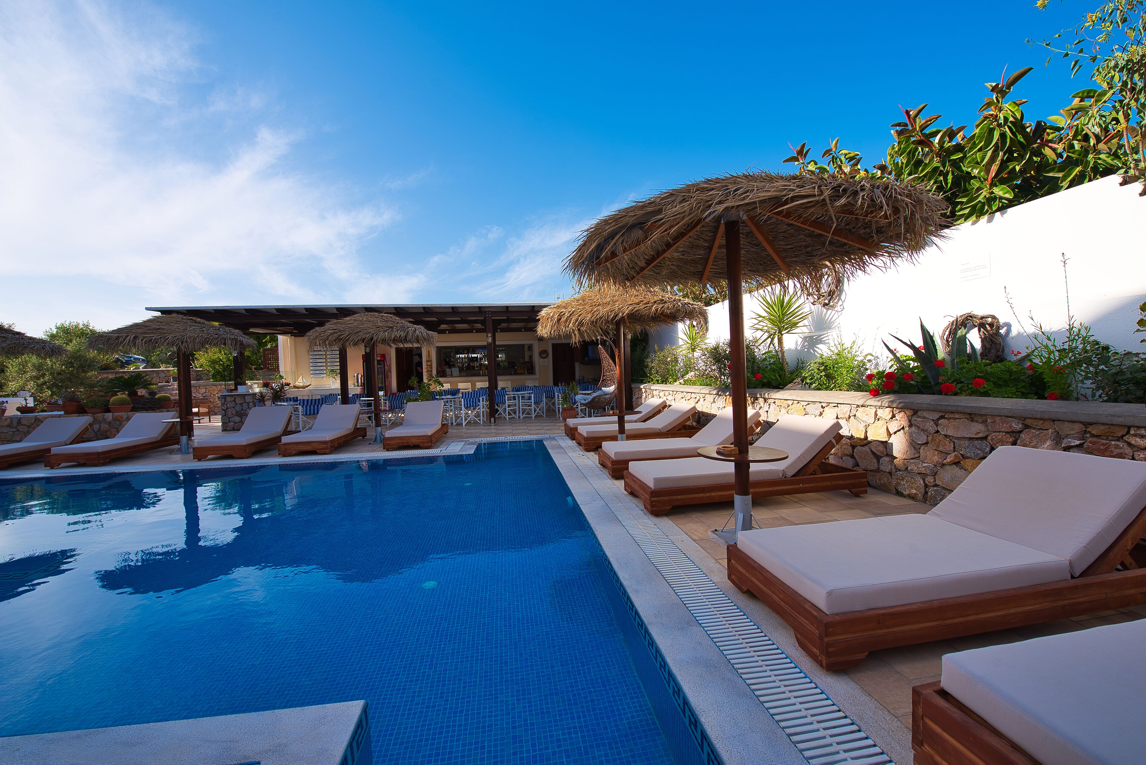 室外泳池；躺椅