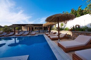 Outdoor pool, sun loungers - Villa Angira (Santorini)