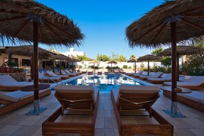Outdoor pool, sun loungers - Villa Angira (Santorini)