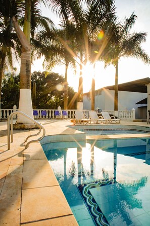 Piscina externa, guarda-sóis, espreguiçadeiras