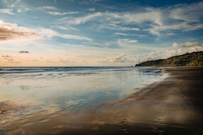 Perto da praia, areia branca, serviço de traslado de/para a praia