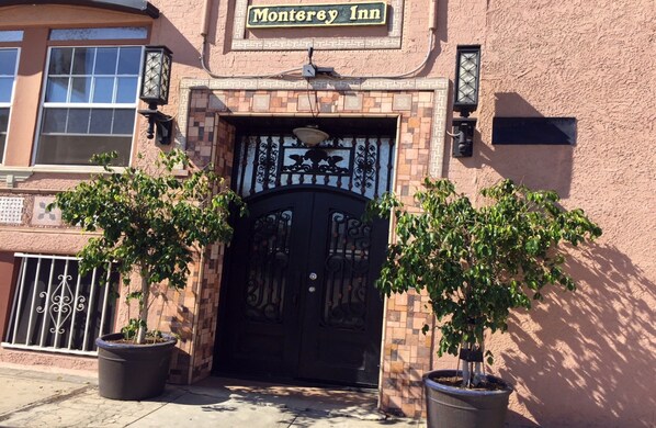 Property entrance - Monterey Inn Hotel (Wilmington)