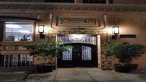Property entrance - Monterey Inn Hotel (Wilmington)