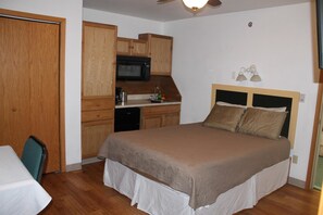 Habitación estándar, 1 cama Queen size, cocineta | Tabla de planchar con plancha, wifi gratis y ropa de cama 