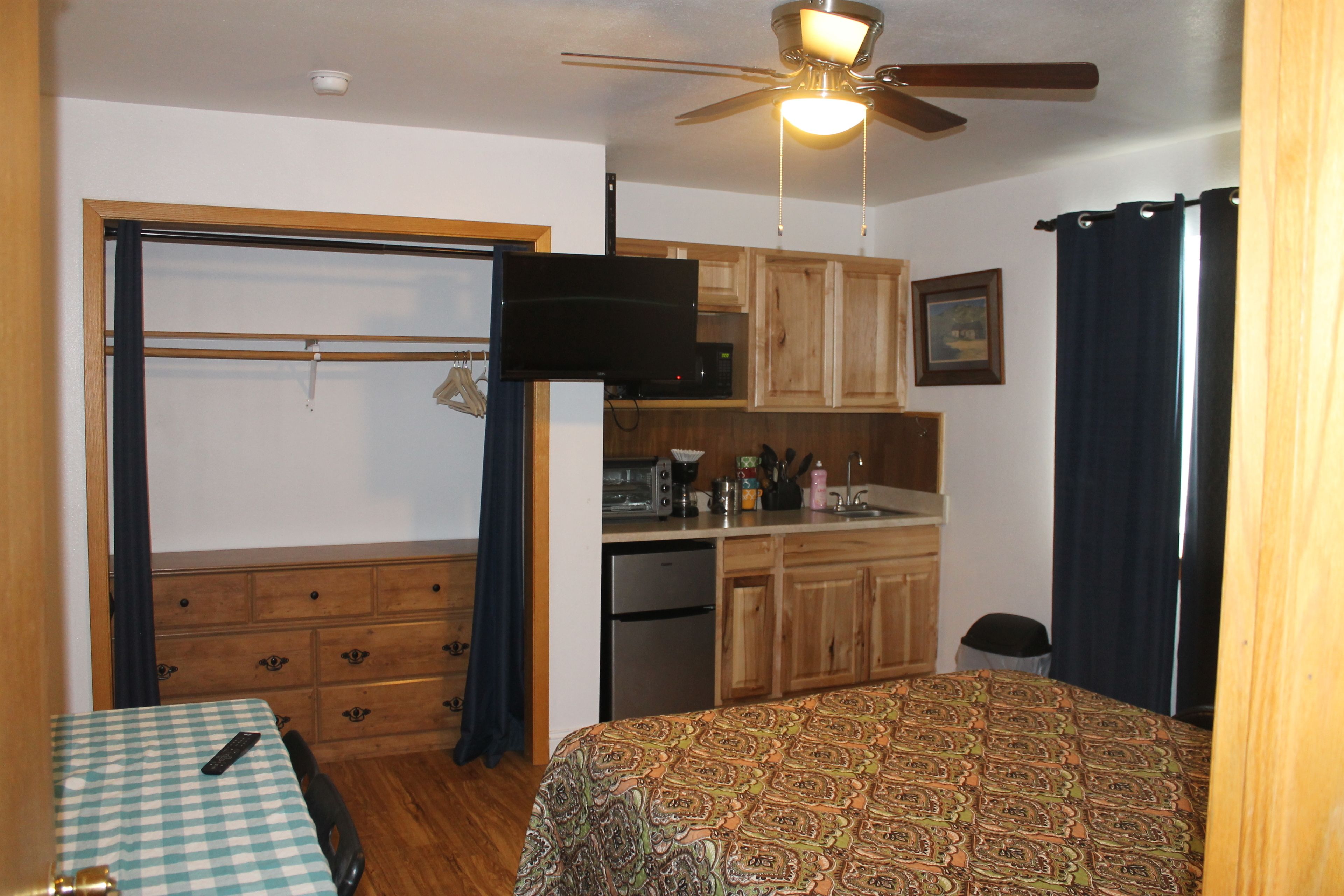 standard room, 1 queen bed, kitchenette | private kitchenette | fridge, microwave